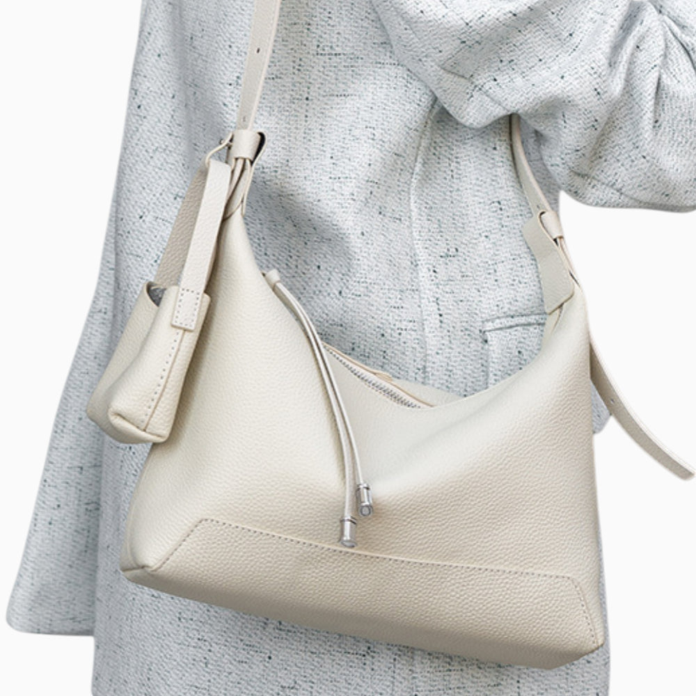 Sac bandoulière en cuir blanc cassé hobo pour femme modèle Sophie de la marque Élégance Cuir, en cuir souple et élégant.