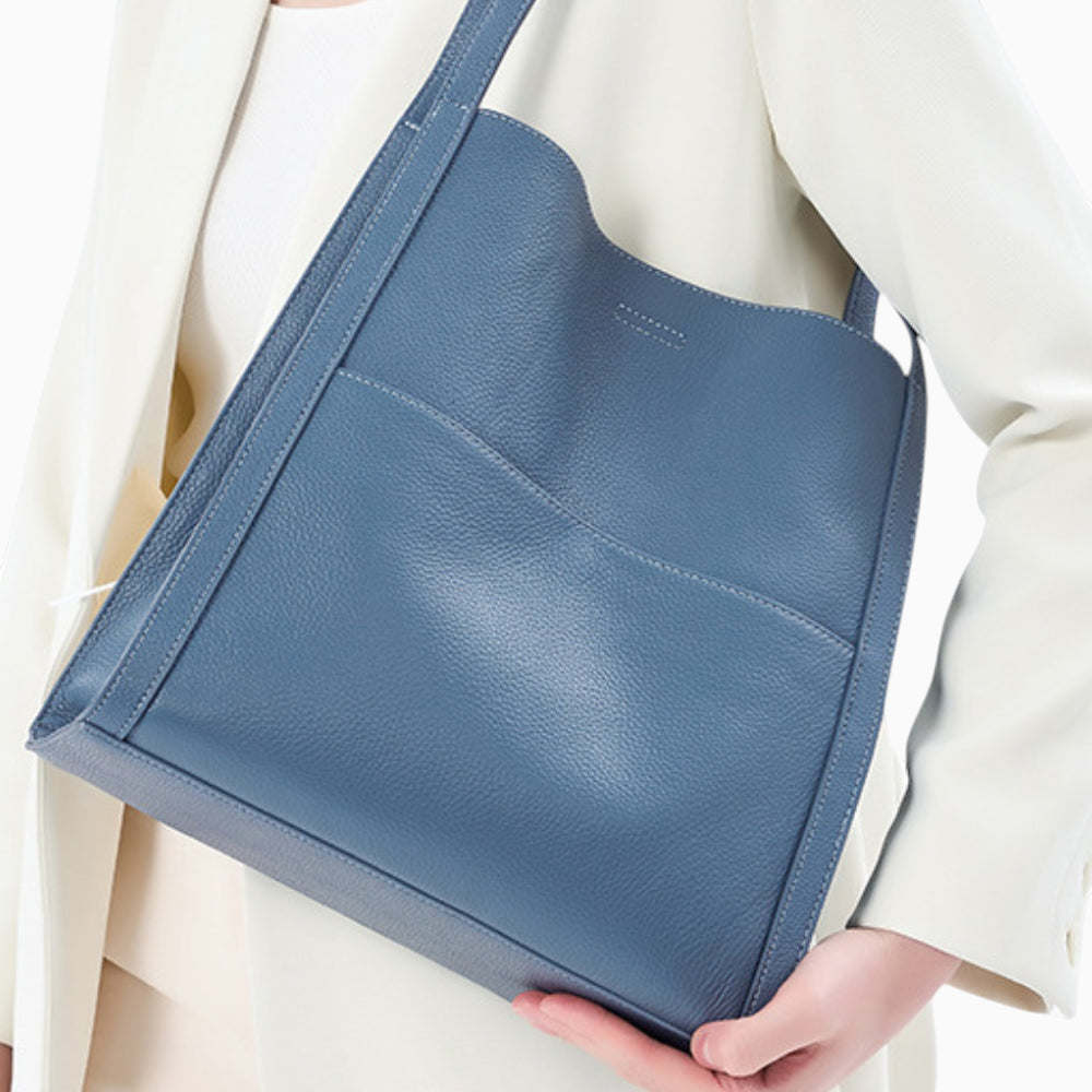 Sac cabas en cuir souple bleu pour femme, modèle Lyon d'Élégance Cuir porté à l'épaule.
