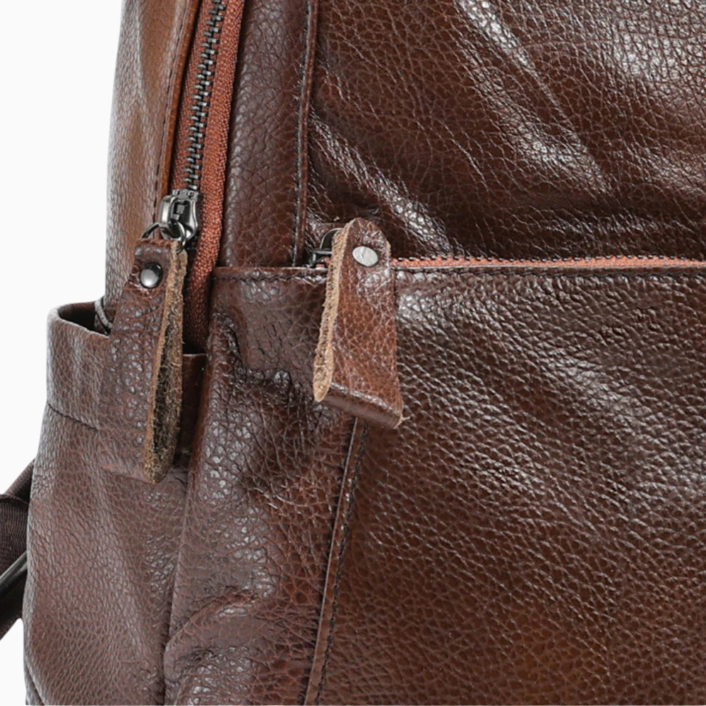 Sac à dos vintage en cuir pour homme, modèle Le Fondateur par Élégance Cuir, zoom cuir