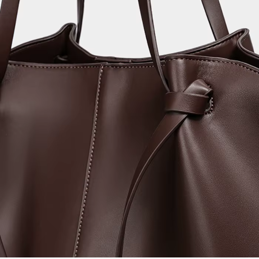 Grand sac à main de cours cabas Élégance Cuir, en cuir marron avec poignées robustes et compartiments spacieux.
