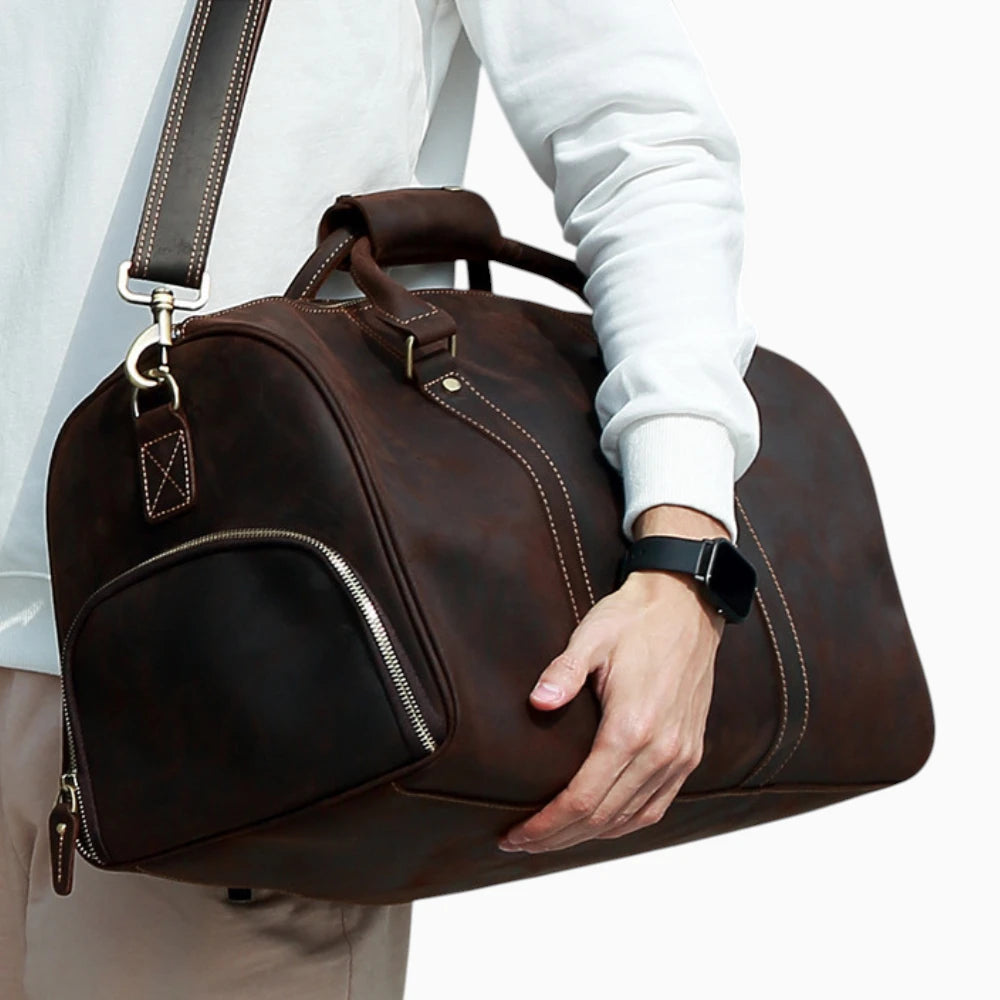 Cuir homme duffel sac de voyage Monaco de Élégance Cuir, marron foncé mannequin 4