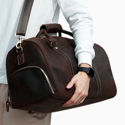 Cuir homme duffel sac de voyage Monaco de Élégance Cuir, marron foncé mannequin 4