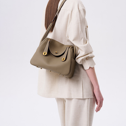 Sac à main bandoulière en cuir Élégance Cuir, élégant sac à main noir avec poignée et bandoulière réglable, vue de face