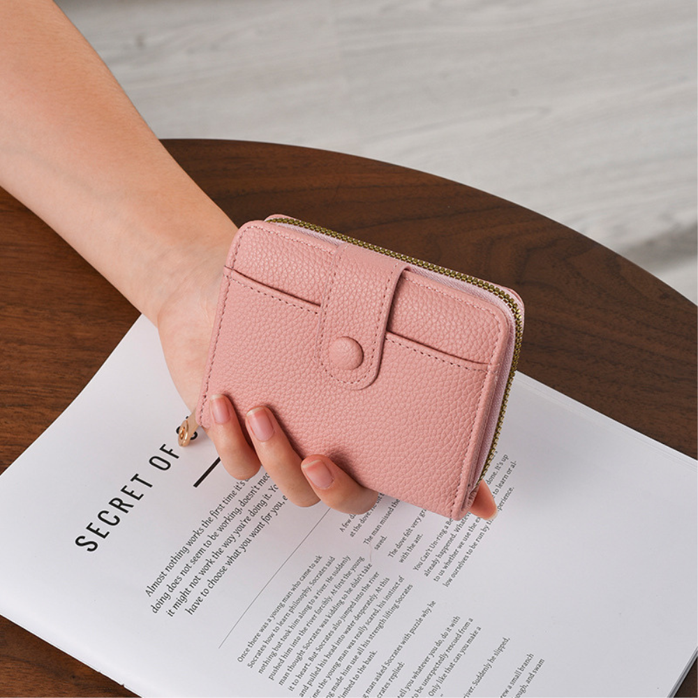 Petit portefeuille pour femme Élégance Cuir Lilou avec compartiments en cuir, idéal pour cartes et monnaie, en couleur élégante.