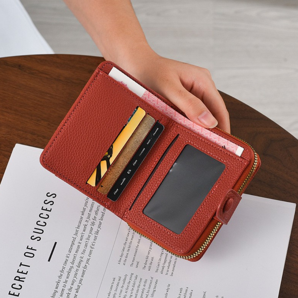 Petit portefeuille pour femme Élégance Cuir Lilou en cuir avec compartiments pour cartes et billets, élégance et praticité.