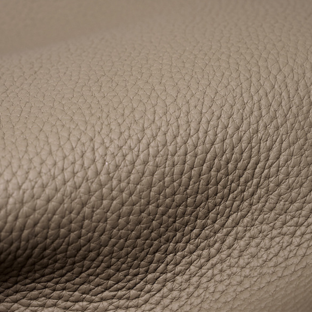 Sac à main en cuir avec bandoulière de la marque Élégance Cuir, style élégant et sophistiqué.