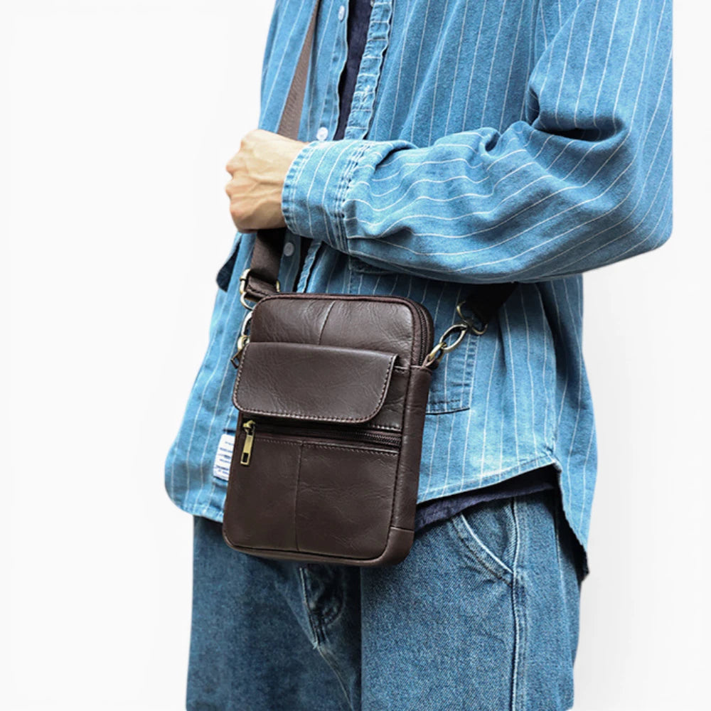 Sacoche bandoulière homme en cuir noir avec rabat et poche zippée, modèle Classe de la marque Élégance Cuir.