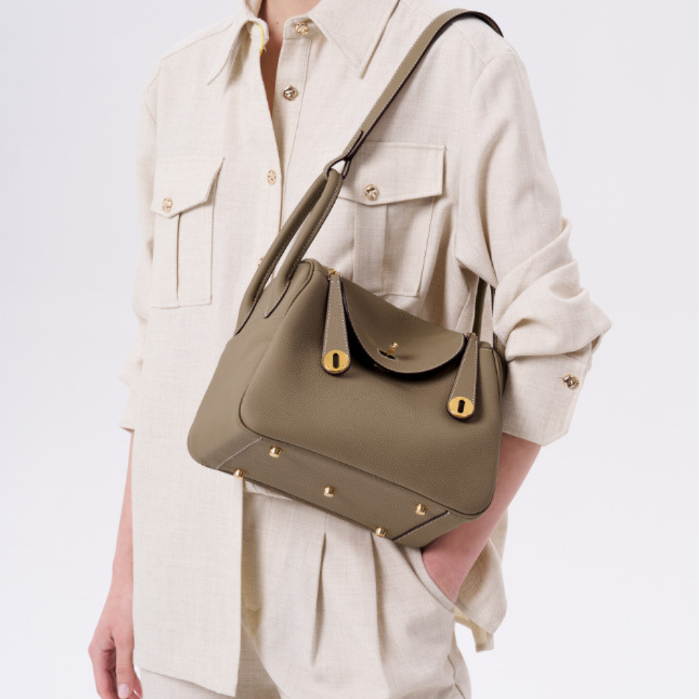 Sac à main bandoulière en cuir Élégance Cuir, coloris marron, avec poches et poignées en cuir, vue de face.