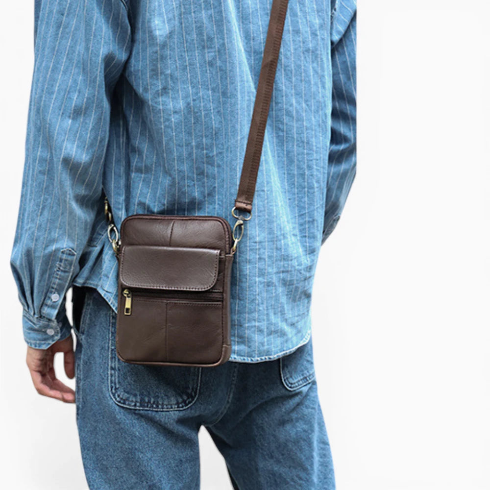 Sacoche bandoulière homme en cuir Élégance Cuir, modèle Classe, avec rabat et poche zippée, vue de face.