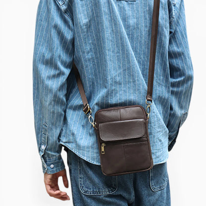 Sacoche bandoulière en cuir pour homme, modèle Classe, avec rabat et poche zippée, de la marque Élégance Cuir.