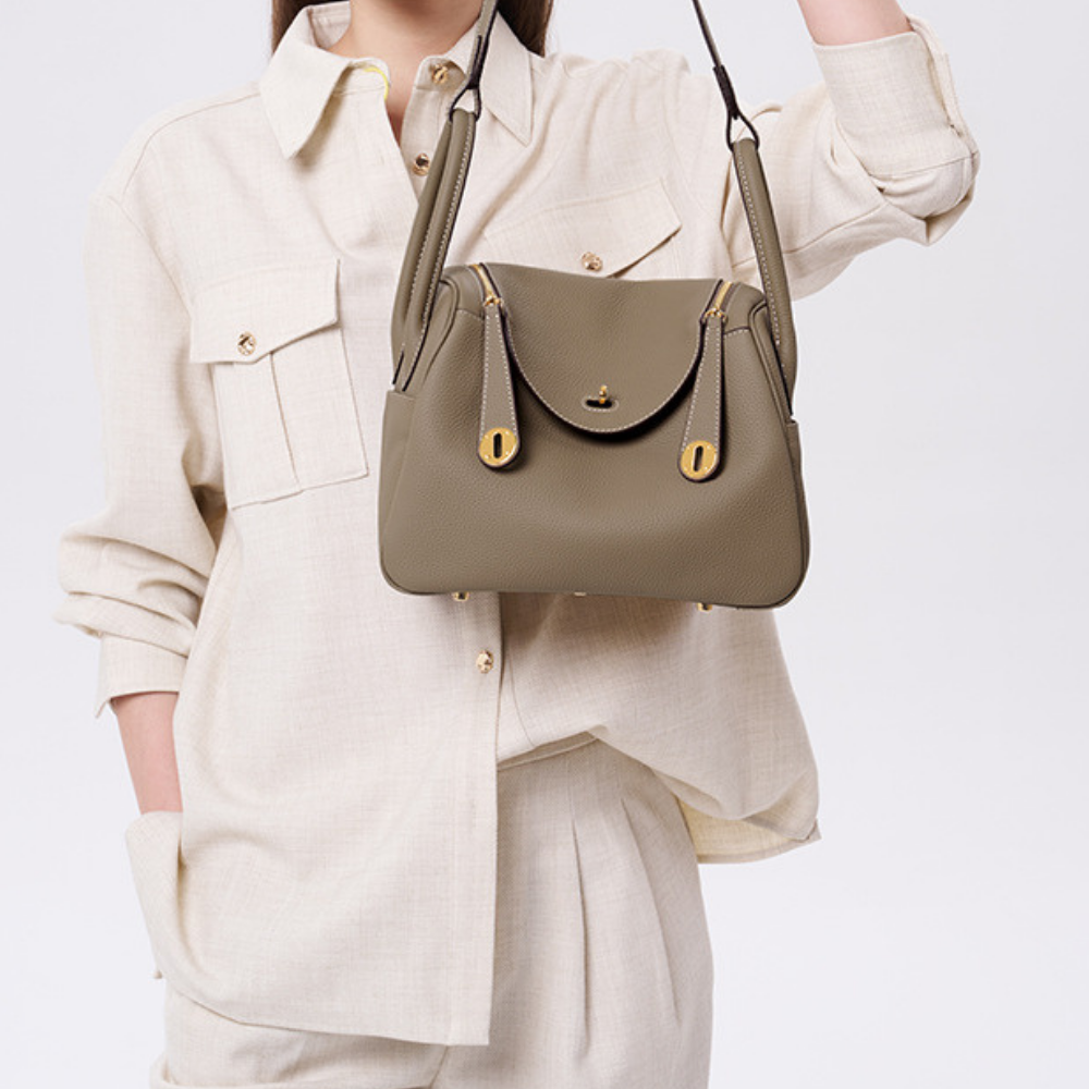 Sac à main bandoulière en cuir de couleur noire, avec poignée élégante et détails raffinés, par Élégance Cuir.