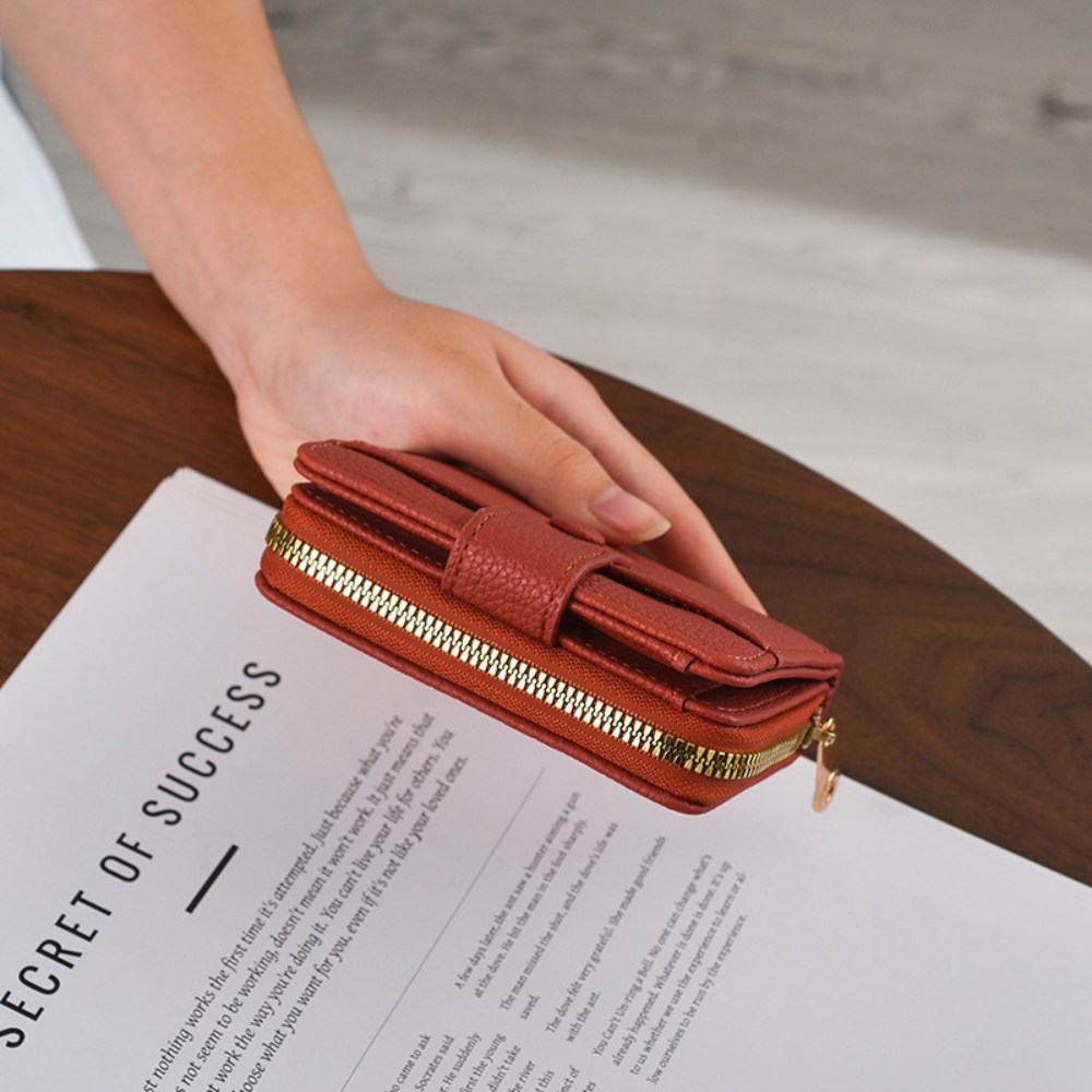 Petit portefeuille pour femme Élégance Cuir Lilou avec compartiments visibles, en cuir élégant, pour rangement pratique et style sophistiqué.