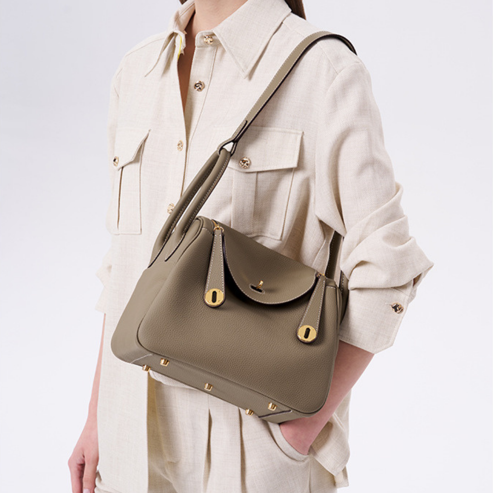 Sac à main bandoulière en cuir Élégance Cuir, sac à main élégant avec bandoulière, finition en cuir naturel.
