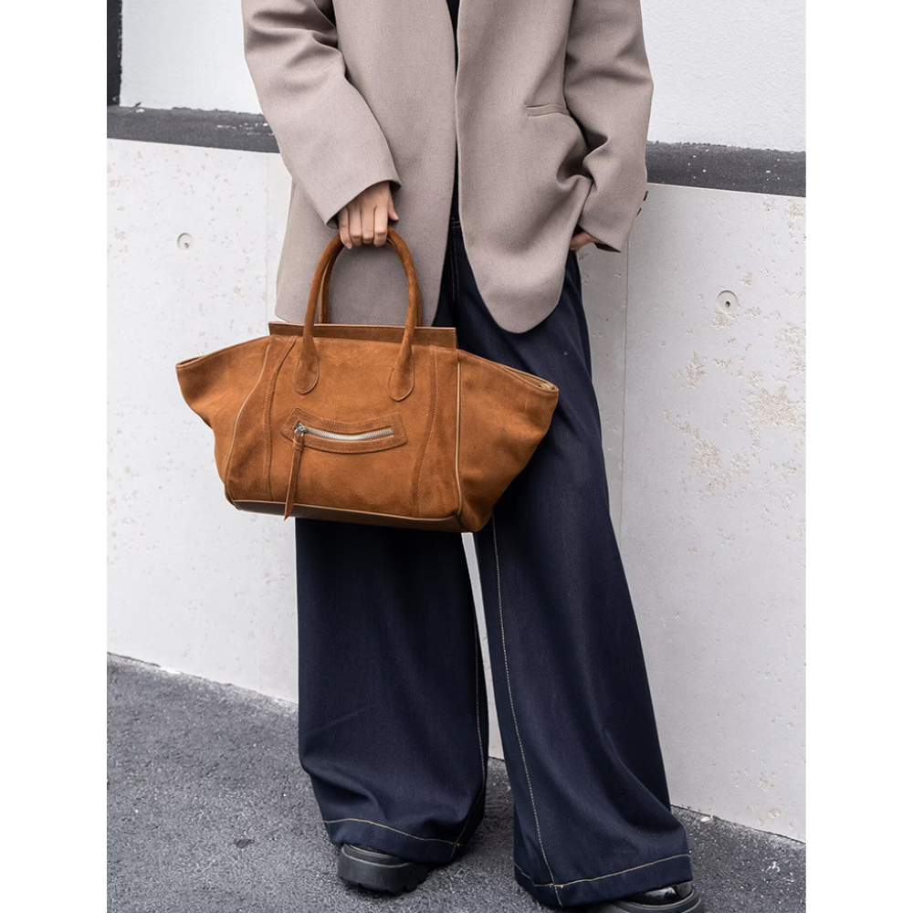 Grand sac cabas pour femme en daim Élégance Cuir, coloris Sienna, avec bandoulière et détails élégants.