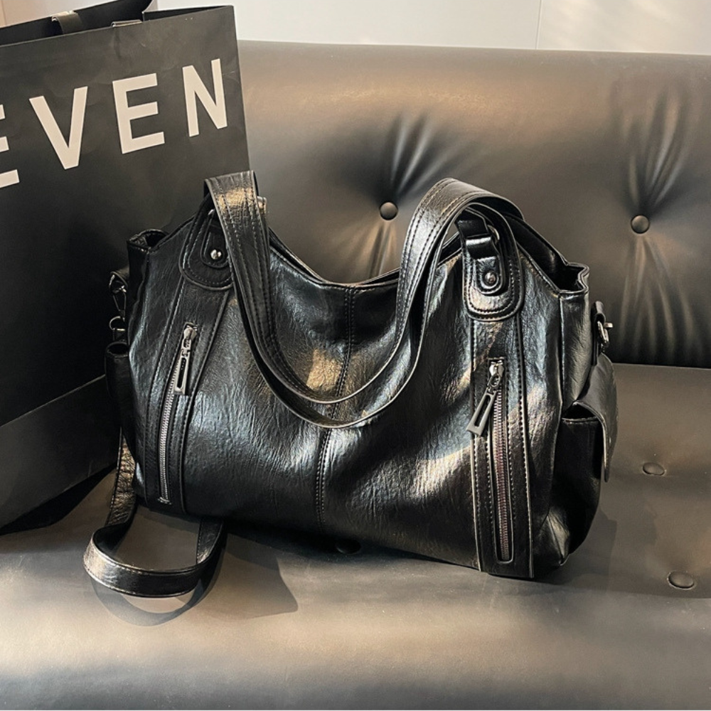 Grand sac à main souple Élégance Cuir Lucie avec poignée en cuir et design élégant, porté sur l'épaule.
