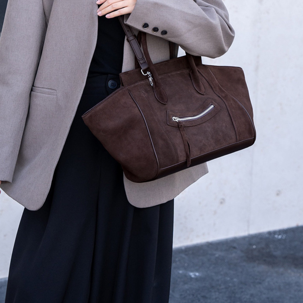 Grand sac cabas pour femme en daim couleur Sienna, par Élégance Cuir, avec poignées et design spacieux.