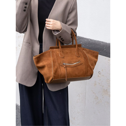 Grand sac cabas en daim pour femme, couleur Sienna, par Élégance Cuir, avec poignées en cuir et design élégant.