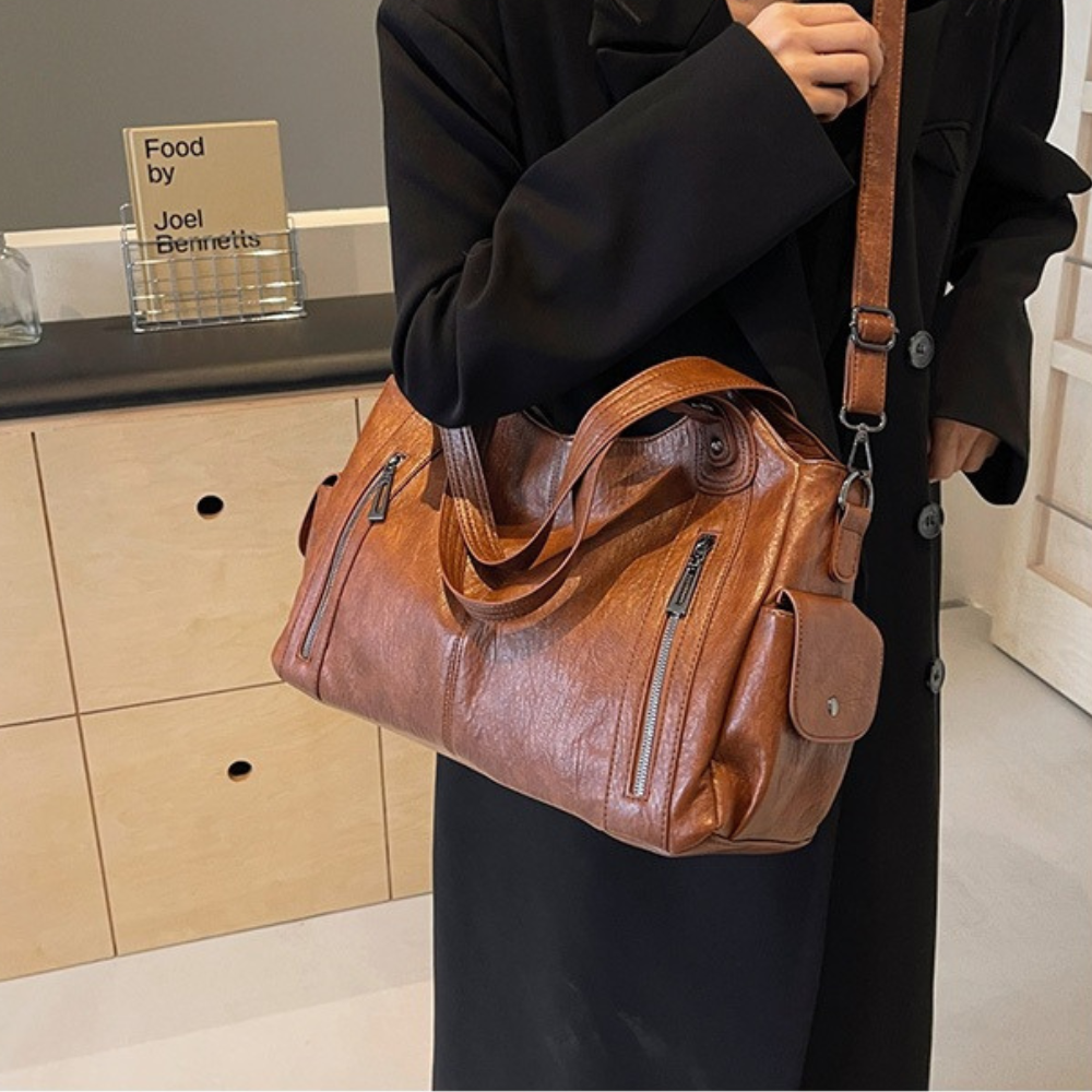 Grand sac à main souple Élégance Cuir Lucie avec poches latérales et poignée en cuir, vue de face sur un fond neutre.