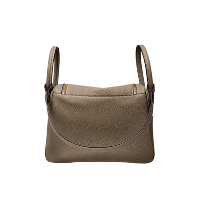 Sac à main bandoulière en cuir Élégance Cuir, avec poignées et détails élégants, visible en noir dans cette image.