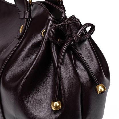 Sac à main vintage Élégance Cuir Noemi avec boucle en métal et poignée en cuir, design élégant et classique.