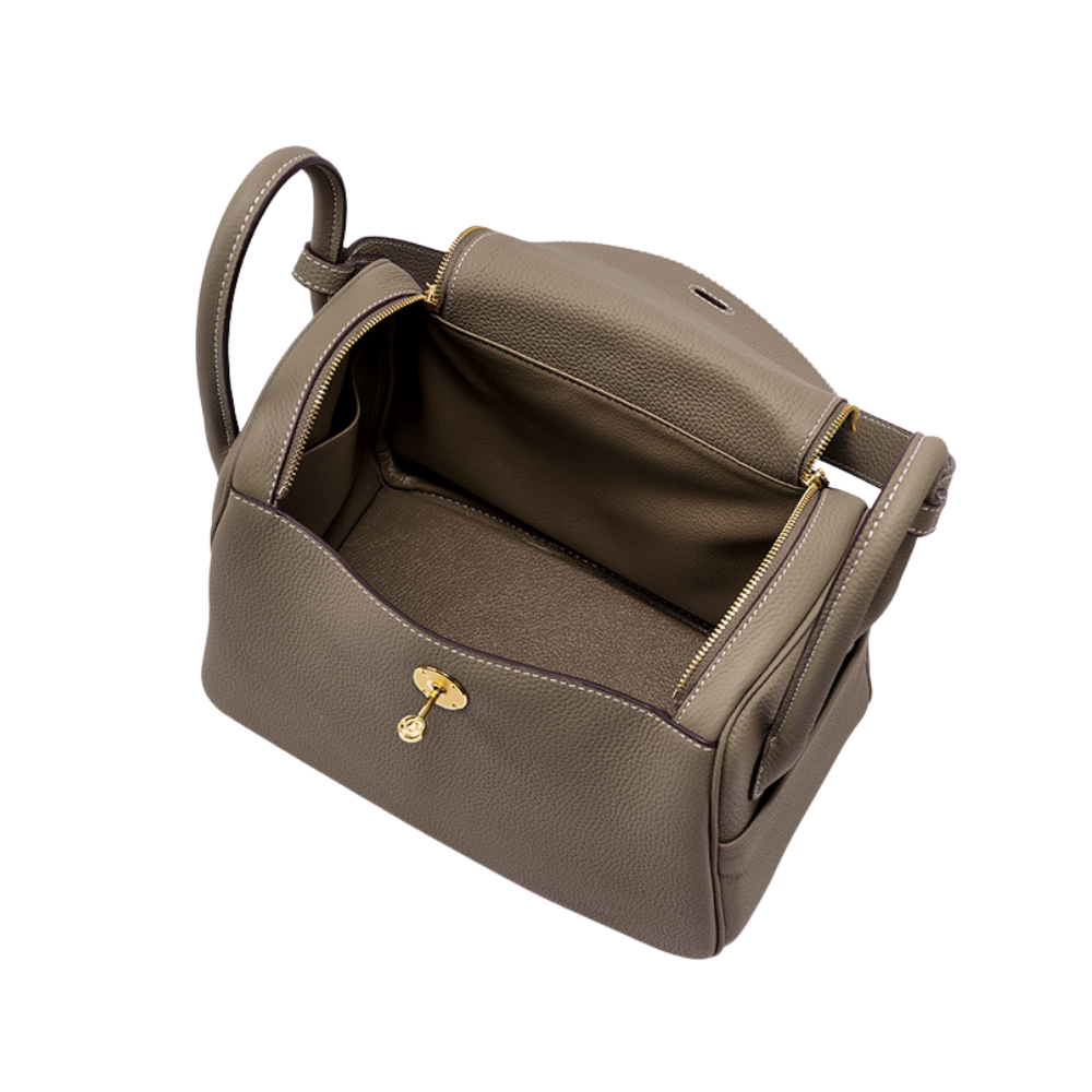Sac à main bandoulière en cuir Élégance Cuir, vue en angle 3/4, avec détails en cuir et finition élégante.