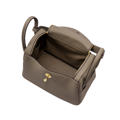 Sac à main bandoulière en cuir Élégance Cuir, vue en angle 3/4, avec détails en cuir et finition élégante.