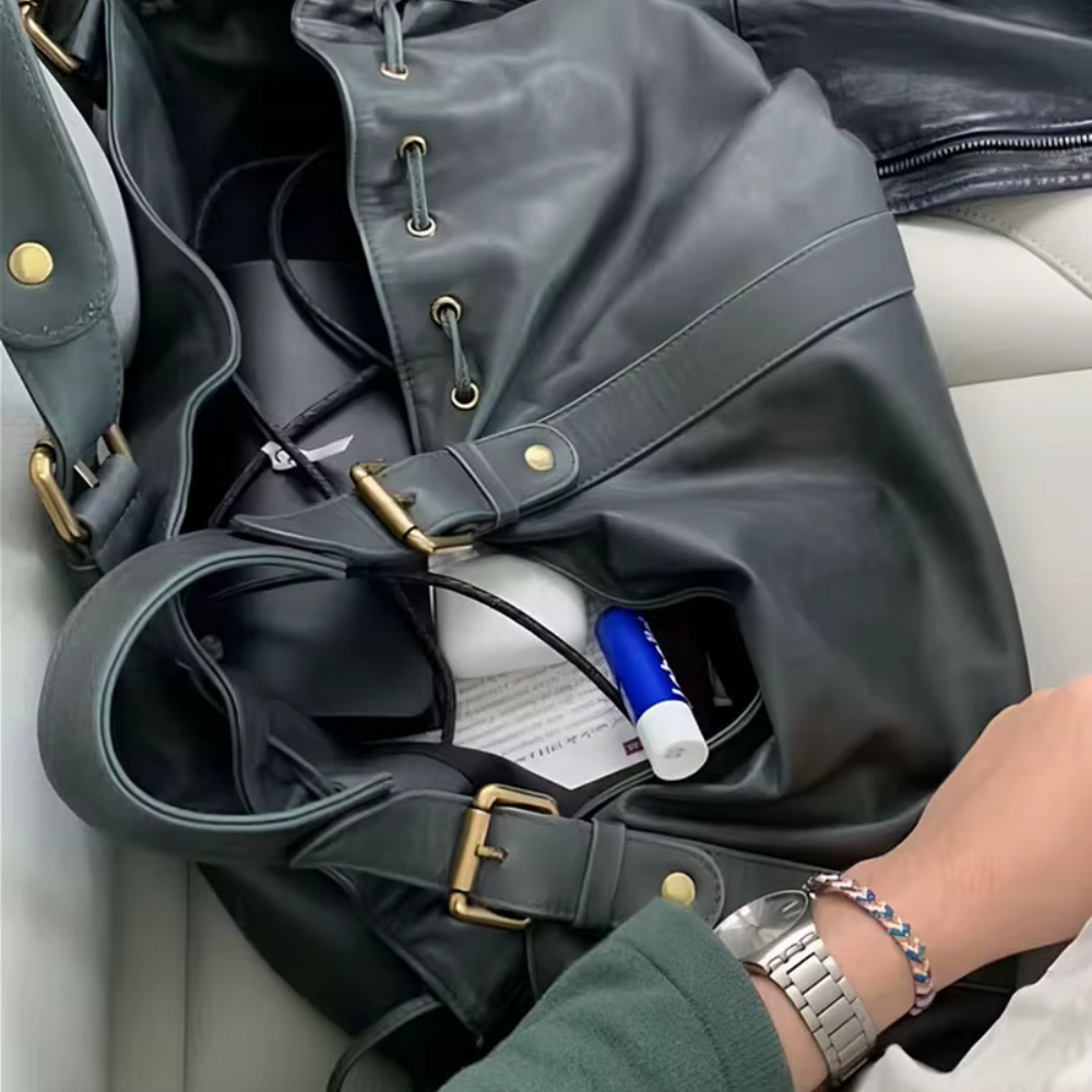 Sac à main vintage Élégance Cuir Noemi en cuir marron avec poignées et fermeture métallique, vue de face.