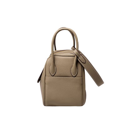 Sac à main bandoulière en cuir Élégance Cuir, modèle Nathalie, avec poignet et détails en cuir brun clair.