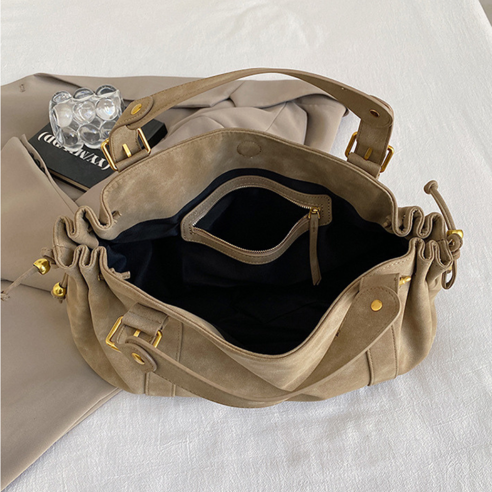 Grand sac à main de cours bowling Élégance Cuir Noemi 2, en cuir marron avec poignées et fermeture métallique élégante.