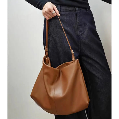Sac cabas souple en cuir véritable Élégance Cuir, coloris noir, avec poignées et espace intérieur spacieux visible.