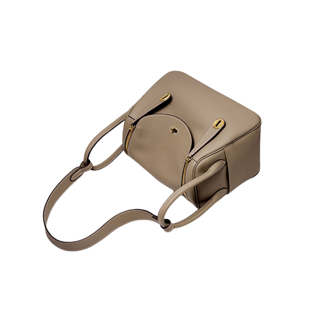 Sac à main bandoulière en cuir Élégance Cuir, modèle Nathalie, avec poches et finition élégante, vue de face.