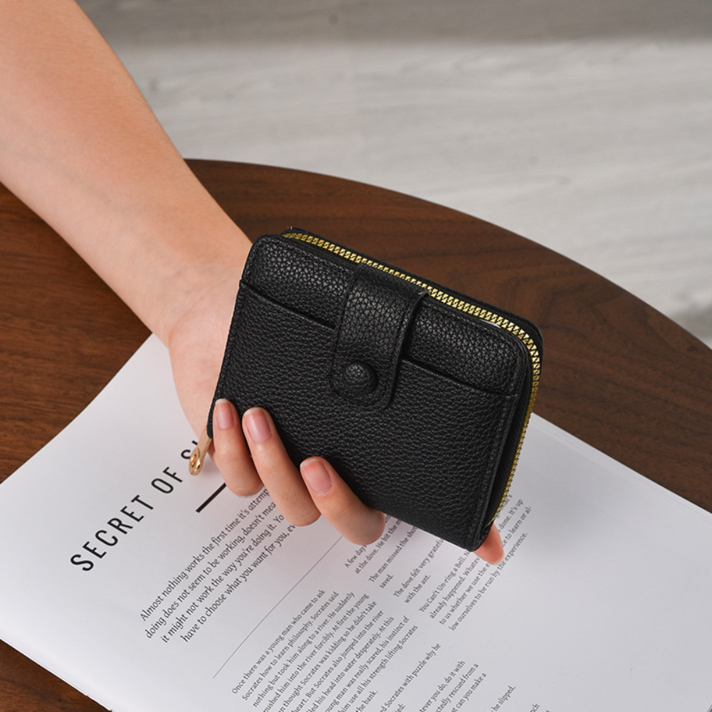 Petit portefeuille pour femme Élégance Cuir Lilou avec fermeture éclair, en cuir chic et compact sur fond neutre.