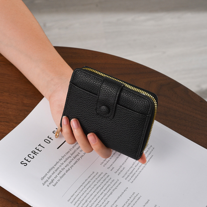 Petit portefeuille pour femme Élégance Cuir Lilou avec fermeture éclair, en cuir chic et compact sur fond neutre.