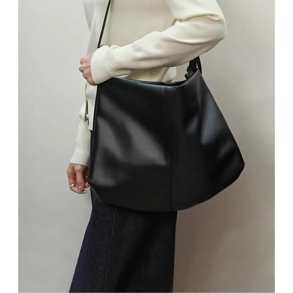 Sac cabas souple en cuir véritable Élégance Cuir, modèle Oxford, affichant une texture douce et élégante en cuir marron.