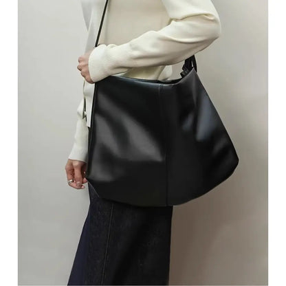 Sac cabas souple en cuir véritable Élégance Cuir, modèle Oxford, affichant une texture douce et élégante en cuir marron.
