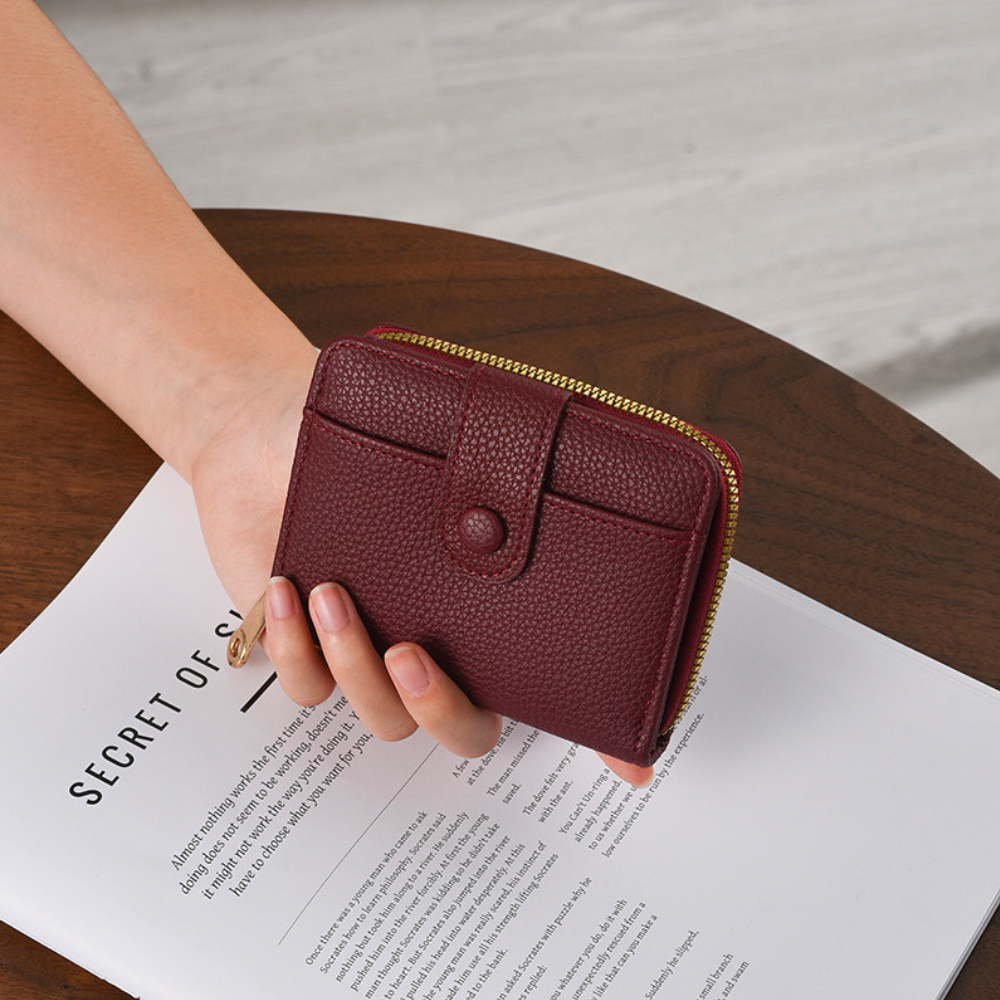 Petit portefeuille pour femme Élégance Cuir Lilou avec plusieurs compartiments, en cuir élégant et compact.
