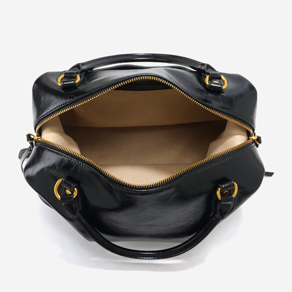 Sac à main pour femme en cuir noir Élégance Cuir, élégant et pratique, avec poignées et fermeture métallique visible.