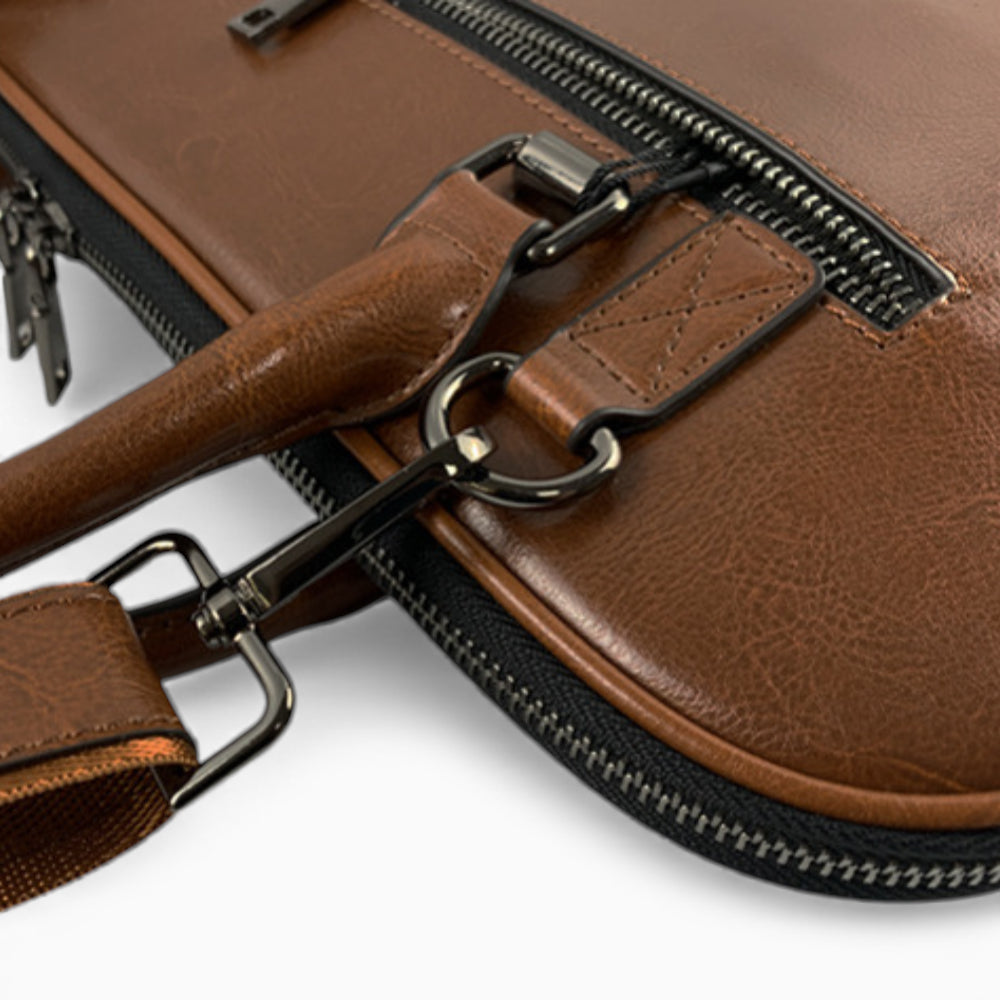 Sac ordinateur en cuir noir pour homme, modèle Le Diplomate, avec double poignée et bandoulière amovible.