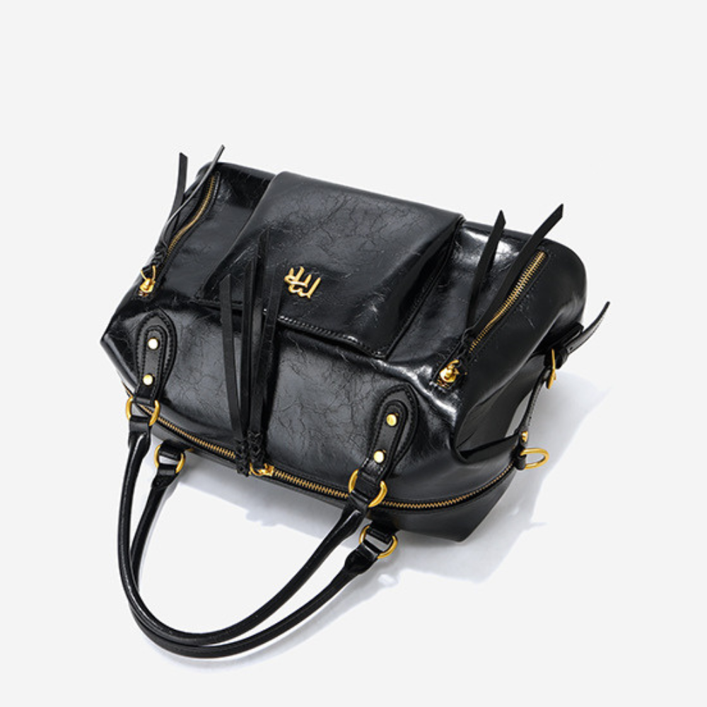 Sac à main femme en cuir noir de la marque Élégance Cuir, avec poches et poignées en cuir, élégant et pratique.