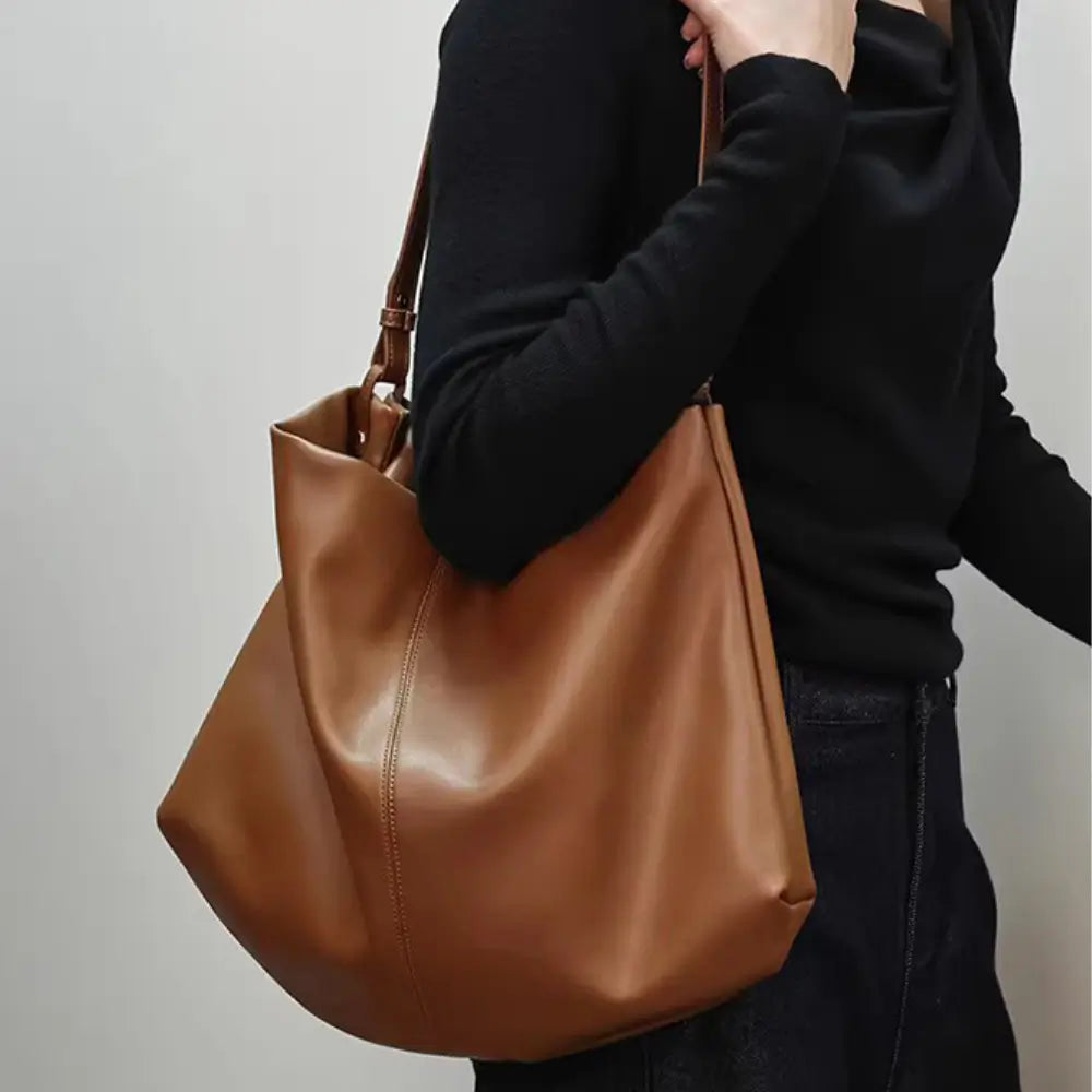 Sac cabas souple en cuir véritable Élégance Cuir, design élégant avec poches intérieures, en cuir brun foncé.