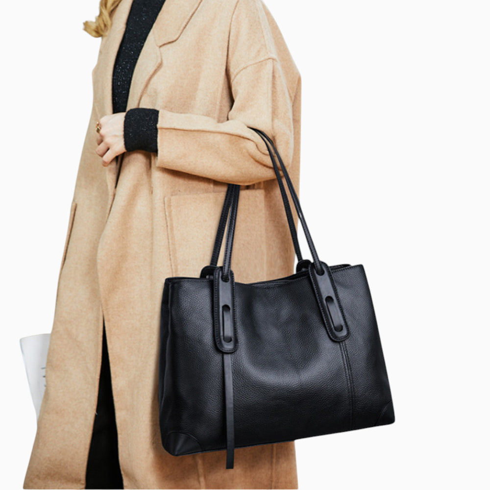 Grand format cuir sac à main pour femme modèle La Victoire de la marque Élégance Cuir, mannequin 1 