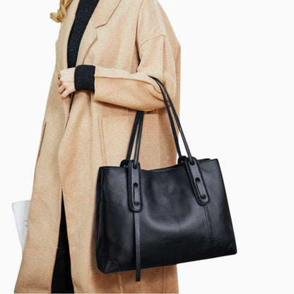 Grand format cuir sac à main pour femme modèle La Victoire de la marque Élégance Cuir, mannequin 1 