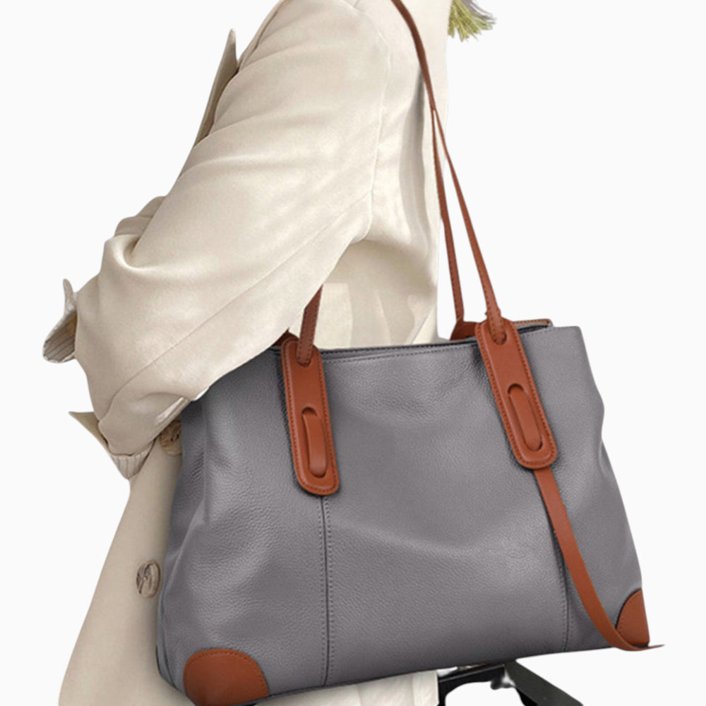 Grand format cuir sac à main pour femme modèle La Victoire par Élégance Cuir, mannequin 3