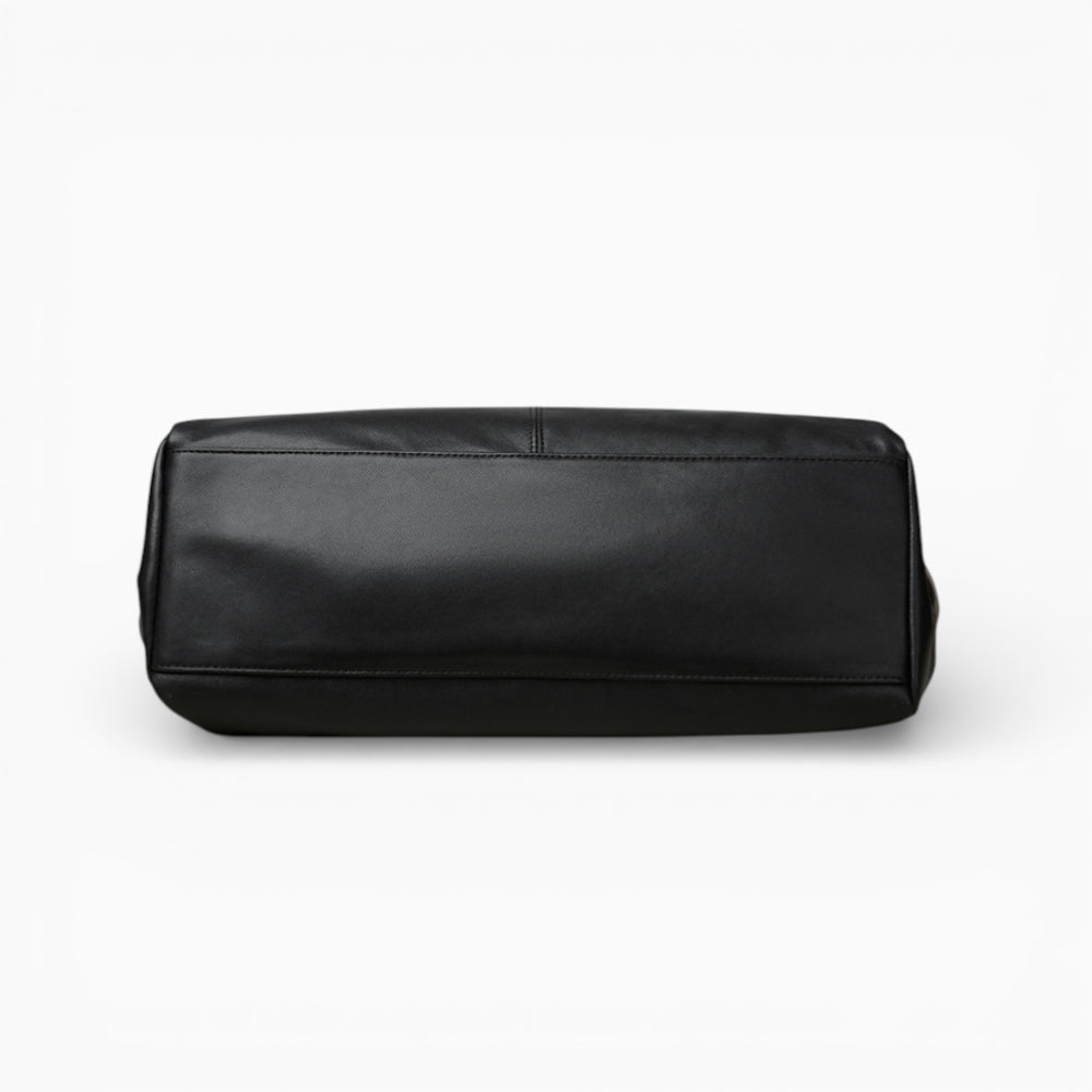Grand format en cuir noir pour femme, sac à main élégant modèle La Prestance de la marque Élégance Cuir, vue du bas