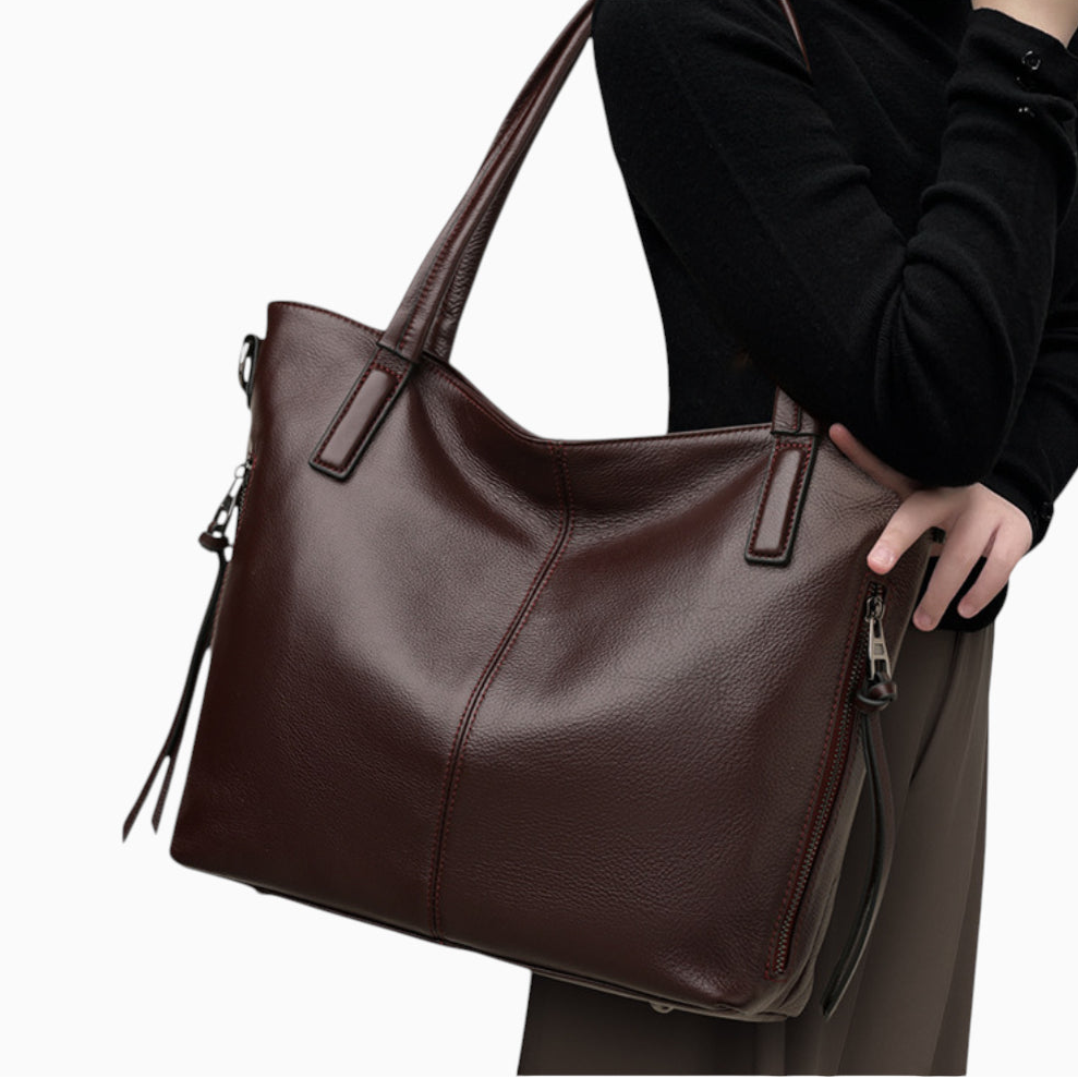 Grand format vertical en cuir noir, sac à main pour femme modèle La Sorbonne par Élégance Cuir, mannequin 2