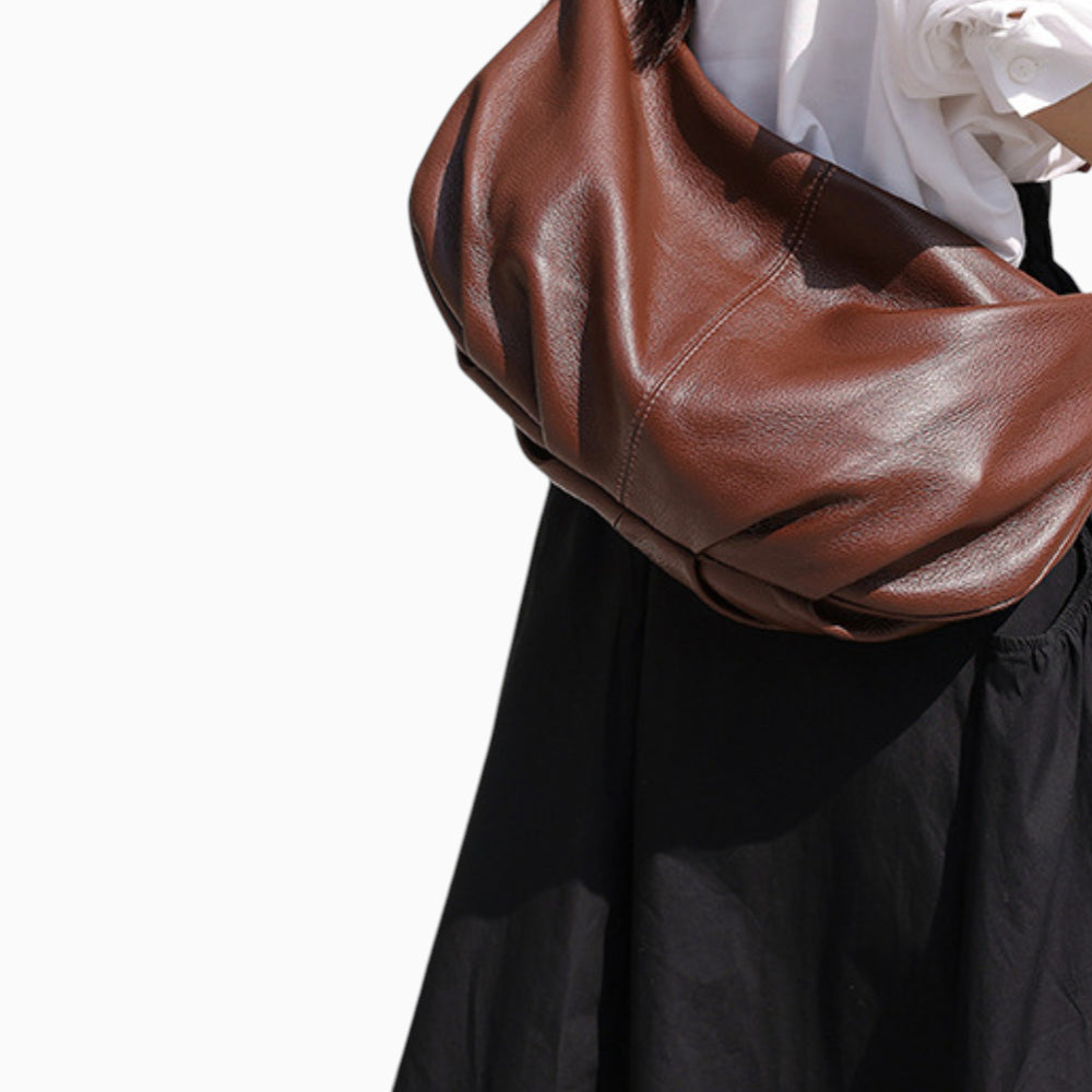Grand sac banane en cuir marron pour femme, modèle Rubis de la marque Élégance Cuir, mannequin 1