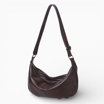 Grand sac banane en cuir marron pour femme, modèle Rubis de la marque Élégance Cuir, marron foncé vue de coté