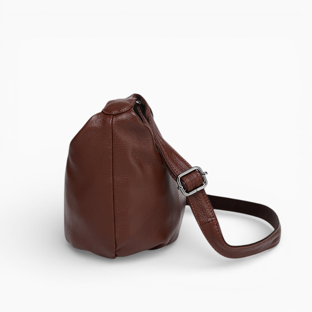 Grand sac banane en cuir marron pour femme, modèle Rubis de la marque Élégance Cuir, marron vue profil.