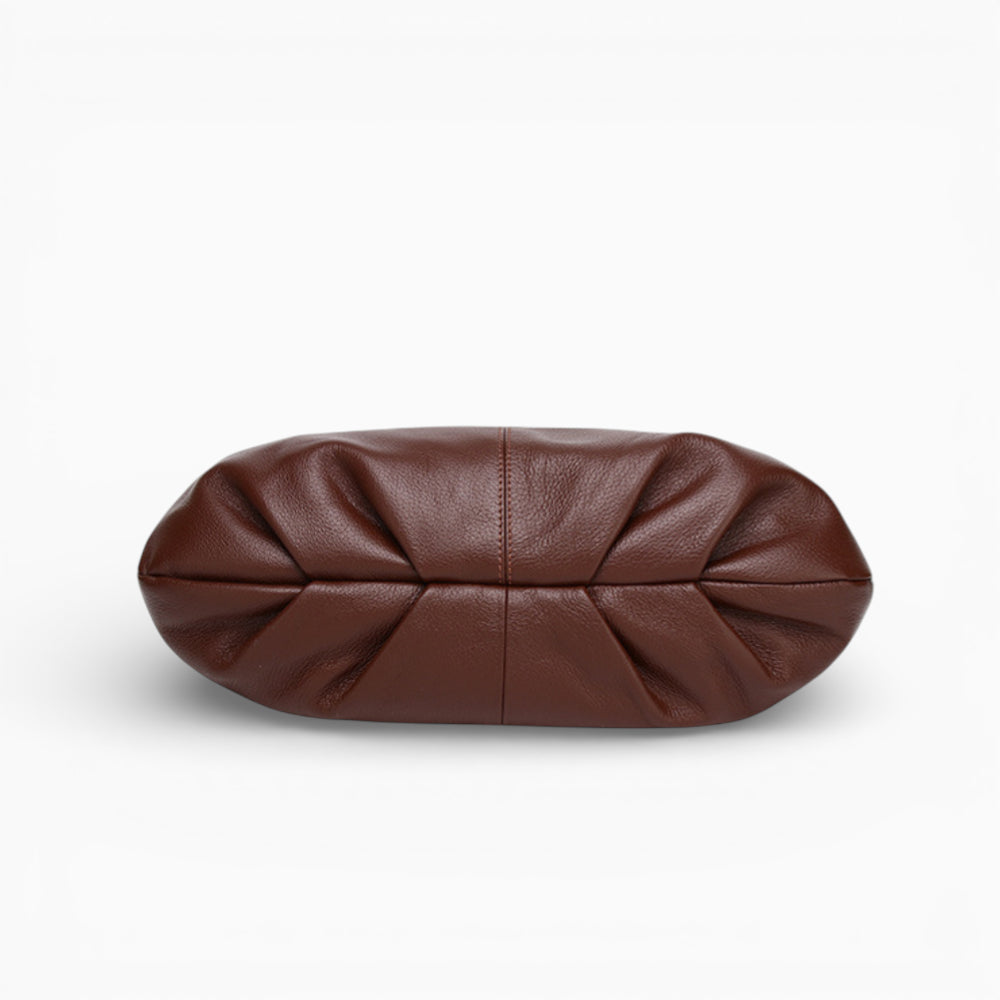 Grand sac banane en cuir marron pour femme, modèle Rubis de la marque Élégance Cuir, vue de bas 