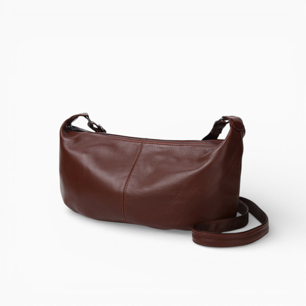 Grand sac banane en cuir marron pour femme, modèle Rubis de la marque Élégance Cuir, vue de côté.